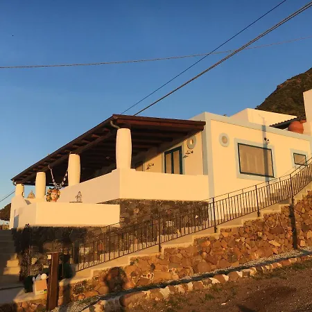 Holiday home 2 Bedrooms House With Sea View Enclosed Garden And Wifi At Malfa (Salina)