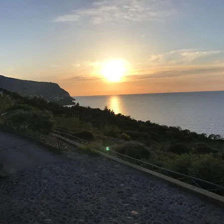 Holiday home 2 Bedrooms House With Sea View Enclosed Garden And Wifi At Malfa (Salina)
