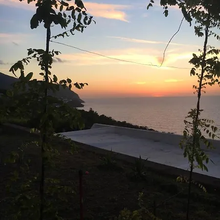 Holiday home 2 Bedrooms House With Sea View Enclosed Garden And Wifi At Malfa (Salina)